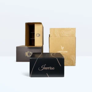 Détail d'une boîte américaine personnalisée pour le secteur viticole, en carton couleur havane et noir, avec impression