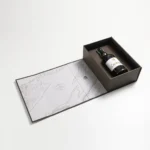 dettaglio unboxing scatola regalo premium per vini o liquori pregiati